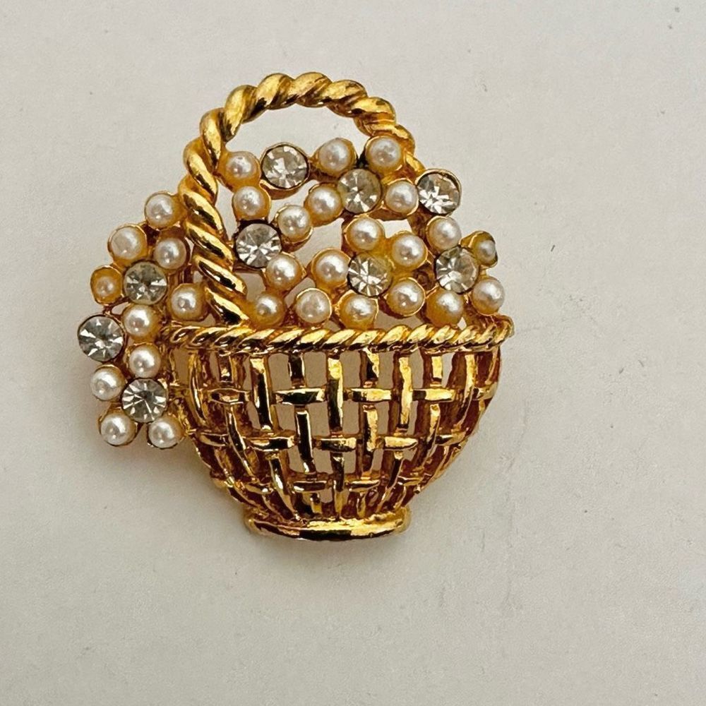 Gold tone faux pearl and rhinestone small brooch